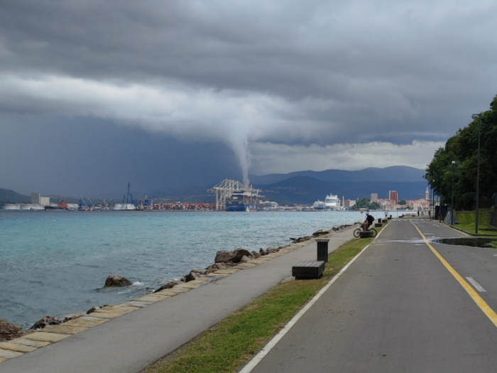 Pojavile se jezive snimke: U Sloveniji snimljen tornado?
