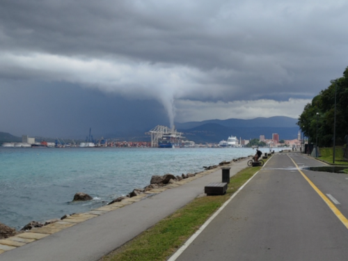 Pojavile se jezive snimke: U Sloveniji snimljen tornado?