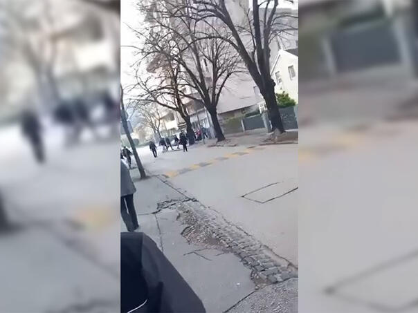 Pojavio se snimak napada na učenike u Mostaru