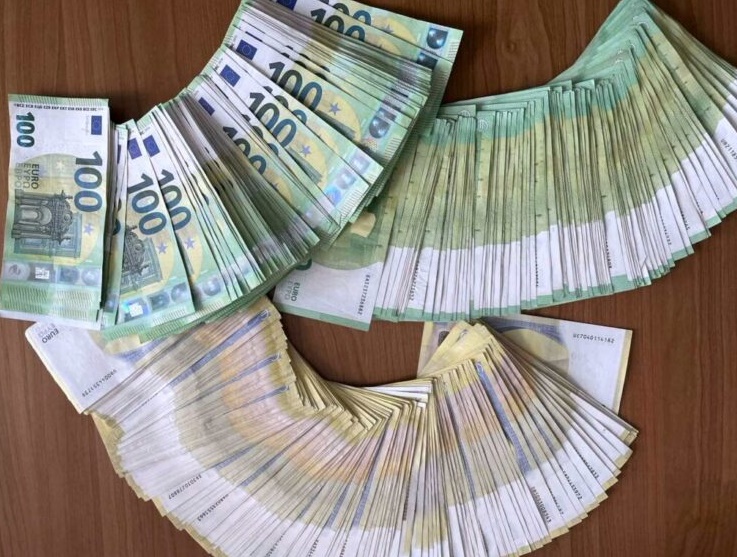 Pokušala da u vešu i grudnjaku prokrijumčari skoro 57.000 eura