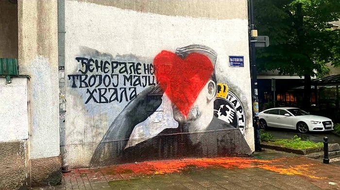 Pokušali brisati mural zločincu Mladiću, pa ga prekrečili srcem