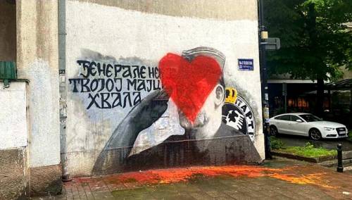 Pokušali brisati mural zločincu Mladiću, pa ga prekrečili srcem