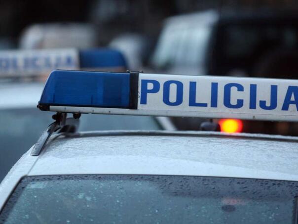 Pokušao pobjeći policiji pa se zabio u drvo: Dočekala ga vrtoglava kazna
