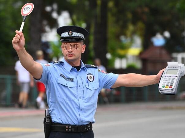 Pokušao podmititi policajce pa mu oduzeto vozilo zbog duga od 12.000 KM