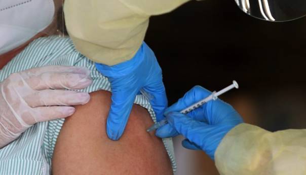 Više od pola odraslih Amerikanaca dobilo prvu dozu vakcine