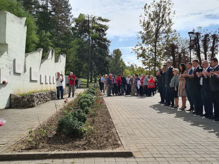 Polaganjem cvijeća i odavanjem počasti obilježen 2. oktobar - Dan oslobođenja Tuzle