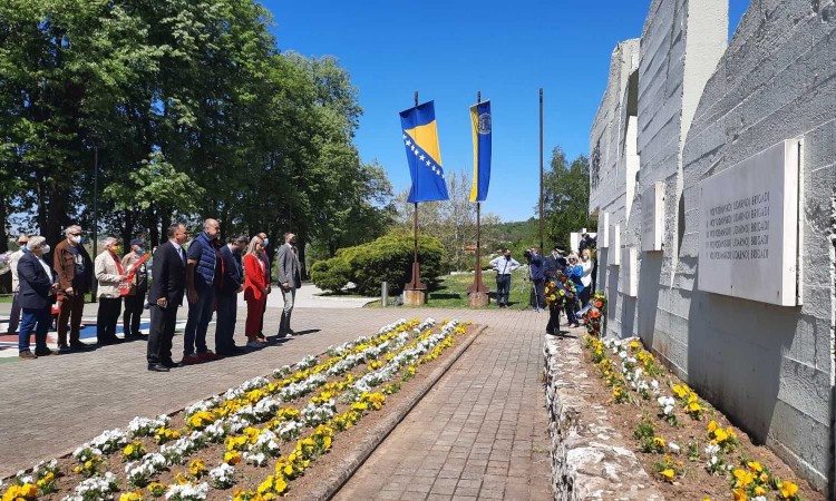 Polaganjem cvijeća i odavanjem počasti u Tuzli obilježen 9. maj