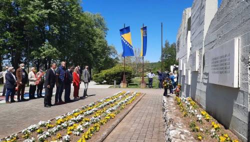 Polaganjem cvijeća i odavanjem počasti u Tuzli obilježen 9. maj