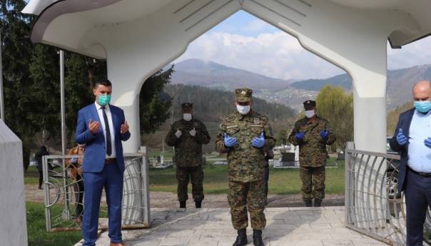 Polaganjem cvijeća na mezarje Kolijevke u Goraždu obilježen Dan Armije RBiH
