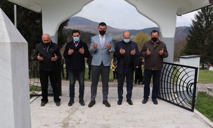 Polaganjem cvijeća na mezarju Kolijevke u Goraždu obilježen Dan Armije R BiH