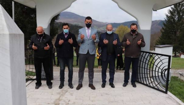 Polaganjem cvijeća na mezarju Kolijevke u Goraždu obilježen Dan Armije R BiH