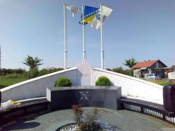 Polaganjem vijenaca i cvijeća u Brčkom obilježen "Dan otpora" agresiji