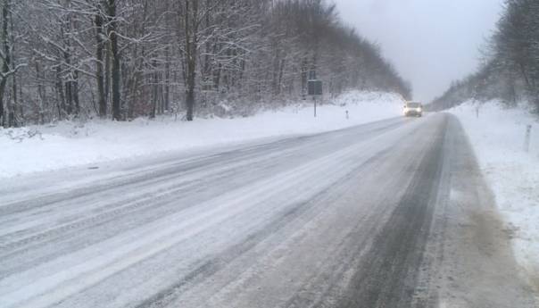 Poledica na kolovozima, pažnja zbog učestalih odrona