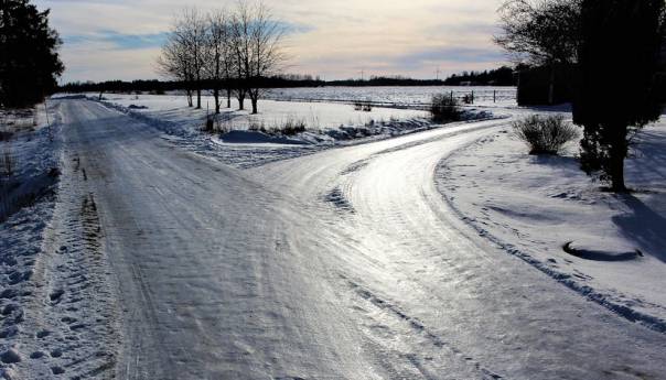 Poledica na putevima u planinskim predjelima, na mostovima i prilazima tunelima