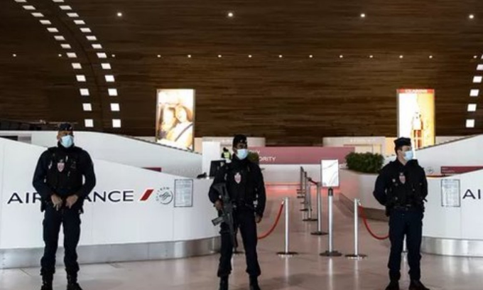 Policajac na aerodromu u Parizu ubio muškarca