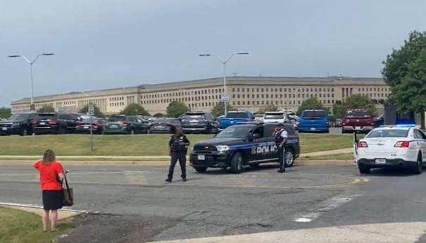 Policajac preminuo u napadu ispred Pentagona