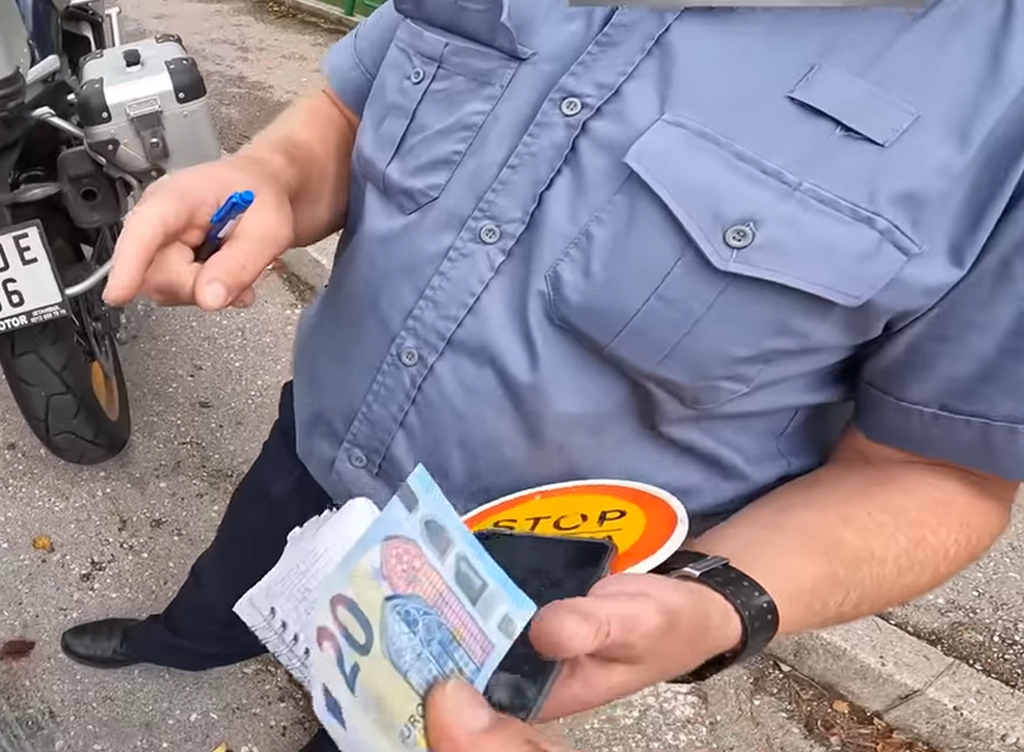 Policajac u Jablanici snimljen kako uzima 20 eura mita i poništava kaznu
