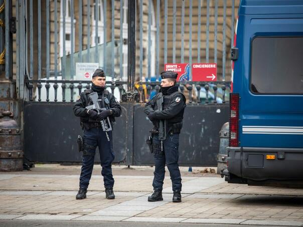 Policajac u Parizu izboden nožem