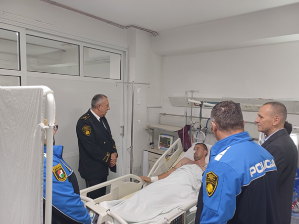 Policajci posjetili ranjenog kolegu: Pokazao izuzetnu hrabrost i profesionalnost