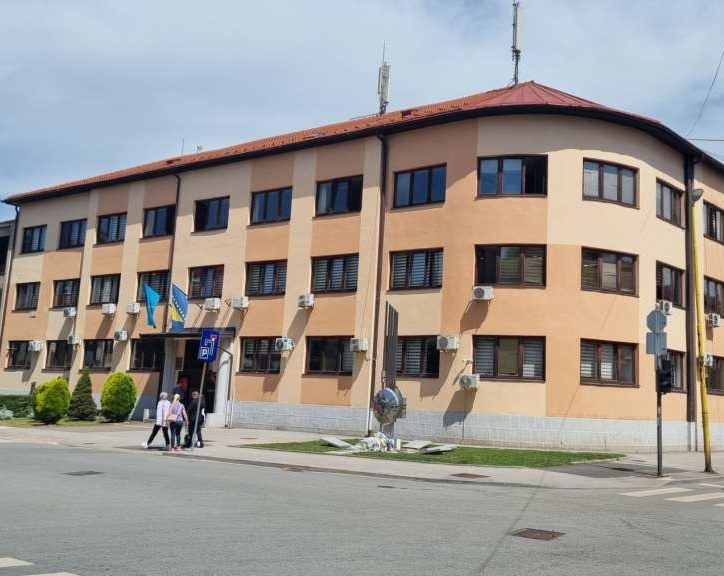 Policajci u Tuzli oduzeli ručne bombe, oružje i narkotike