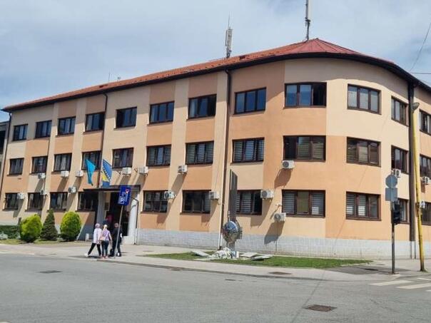 Policajci u Tuzli oduzeli ručne bombe, oružje i narkotike