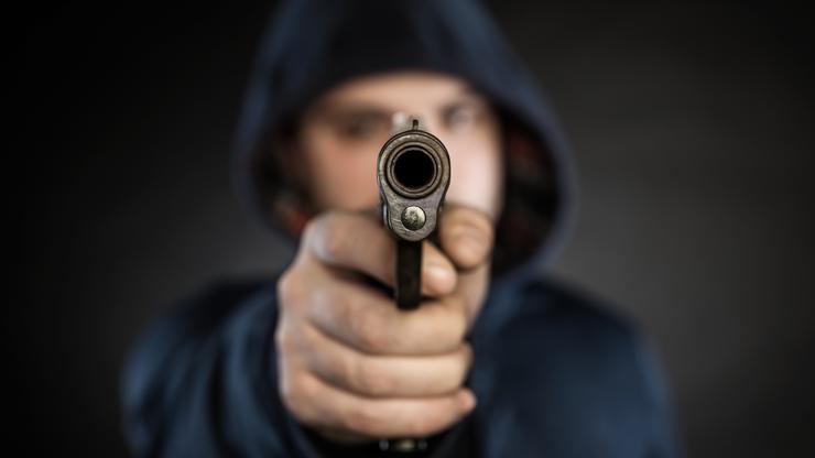 Policajcima prijetio pištoljem pa ih pokušao udariti vozilom