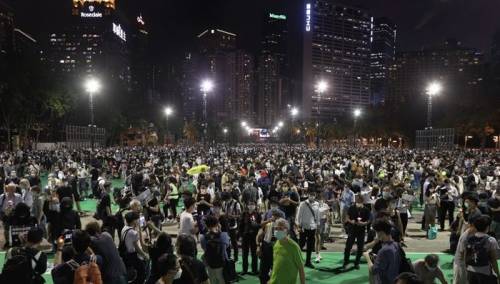 Policija baca suzavac na okupljene u Hong Kongu u povodu Tiananmena