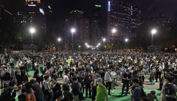 Policija baca suzavac na okupljene u Hong Kongu u povodu Tiananmena