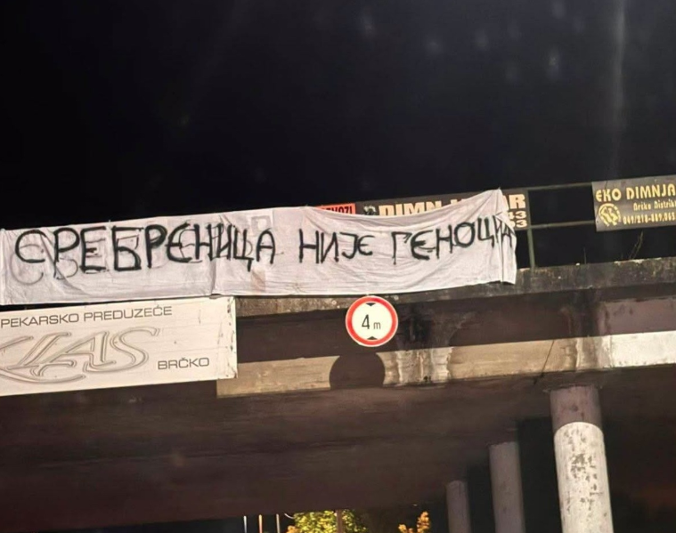 Policija Brčkog se oglasila o transparentu kojim se negira genocid u Srebrenici