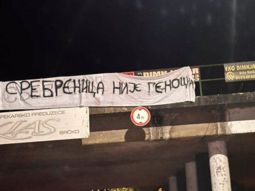 Policija Brčkog se oglasila o transparentu kojim se negira genocid u Srebrenici