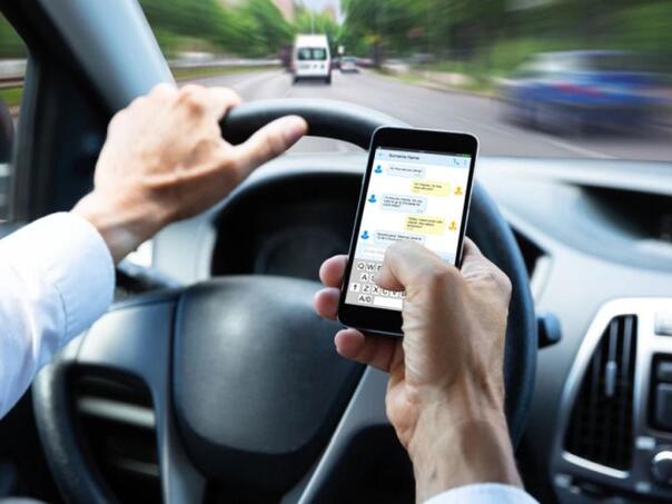 Policija će od sada uzimati telefone ako se koriste u vožnji
