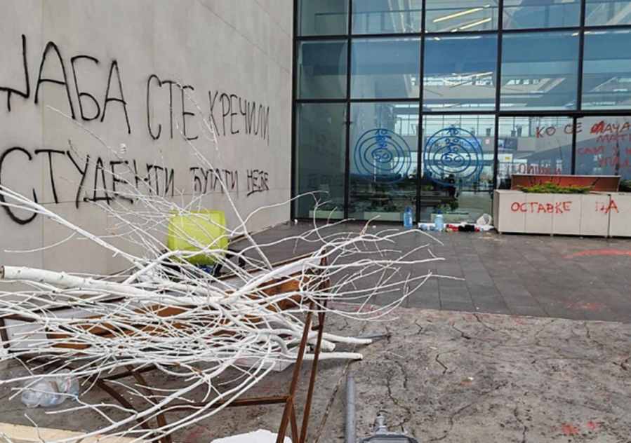 Policija deblokirala RTV u Novom Sadu, RTS i dalje blokiran