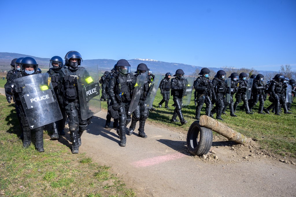 Policija gumenim mecima i suzavcem rastjerala prosvjednike u Švicarskoj