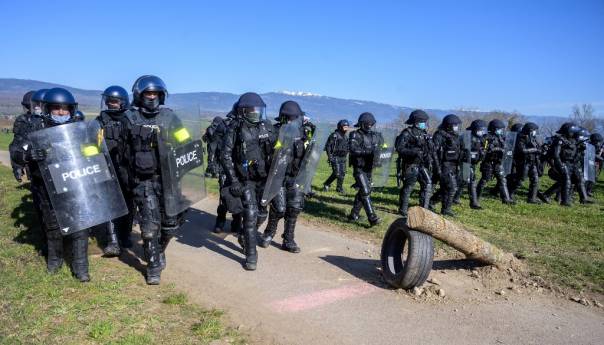 Policija gumenim mecima i suzavcem rastjerala prosvjednike u Švicarskoj