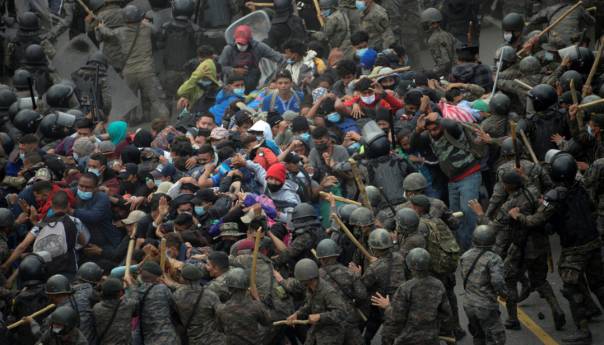 Policija Gvatemale suzavcem rastjerivala migrante iz Hondurasa