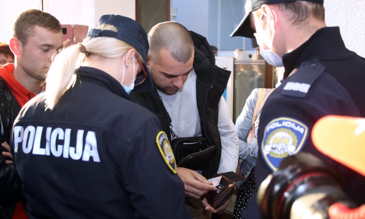 Policija legitimirala prosvjednike protiv uvođenja obaveznih covid potvrda