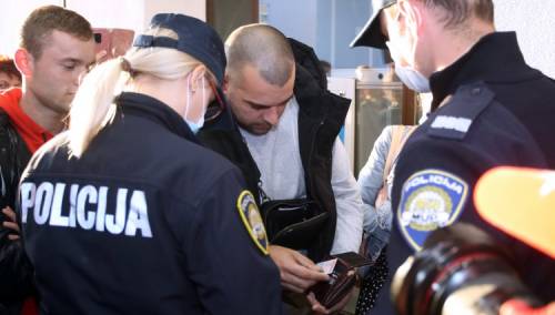 Policija legitimirala prosvjednike protiv uvođenja obaveznih covid potvrda