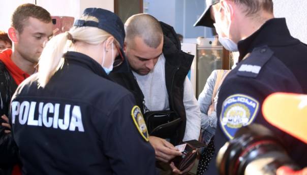 Policija legitimirala prosvjednike protiv uvođenja obaveznih covid potvrda