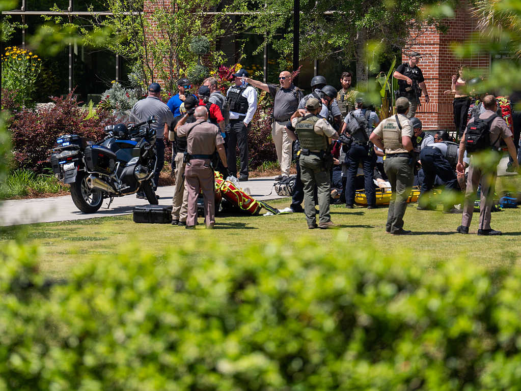 Policija na nogama: Najmanje pet mrtvih, ubijen jedan od napadača