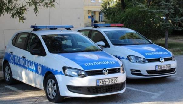 Policija na Palama kaznila Sarajliju zbog fotografije sa zastavom Armije BiH