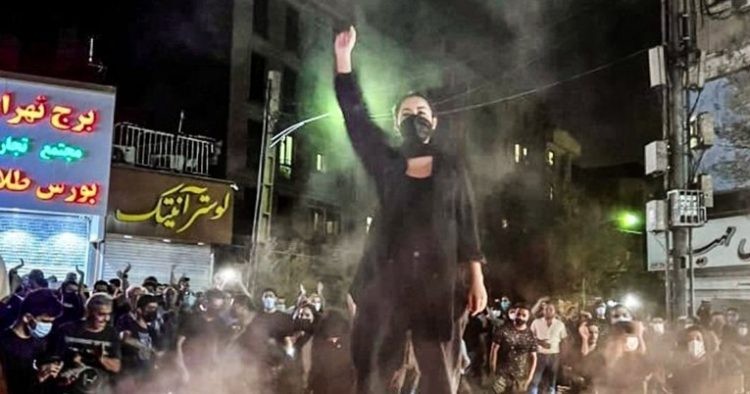 Policija nemilice ubija mlade Iranke na ulicama. One i dalje marširaju
