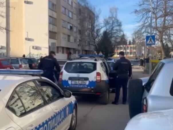 Policija odvezla dvije osobe iz zgrade u kojoj je pronađeno tijelo