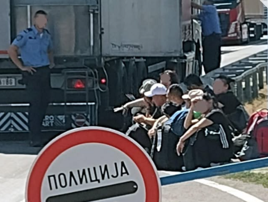 Policija otkrila šleper pun Kineza u Srbiji