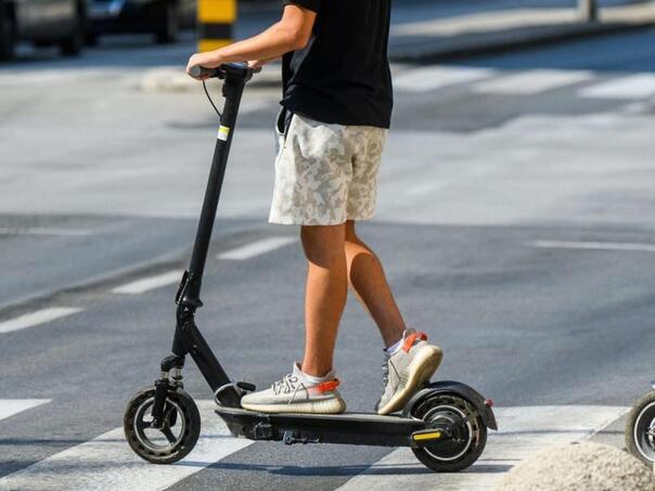 Policija počela oduzimati električne romobile