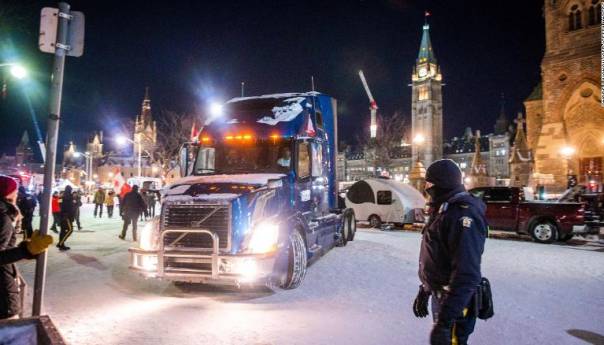Policija potiskuje demonstrante u Ottawi, više od 100 uhapšenih