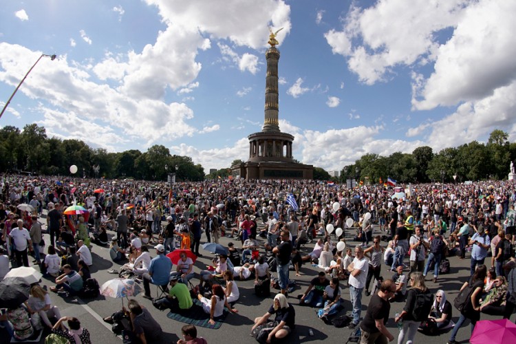 Policija prekinula proteste protiv korona mjera u Berlinu