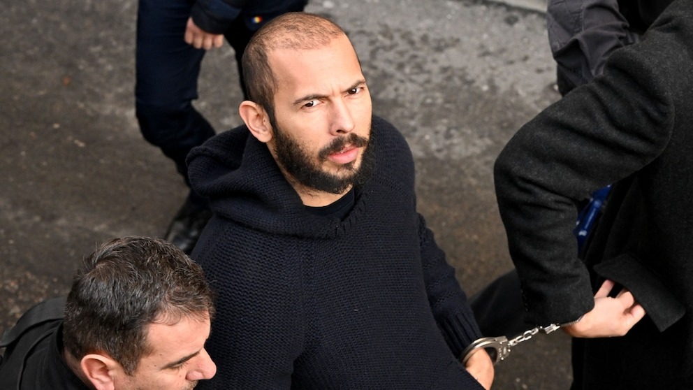 Policija pretresla kuće Andrewa Tatea optuženog za silovanje i trgovinu ljudima