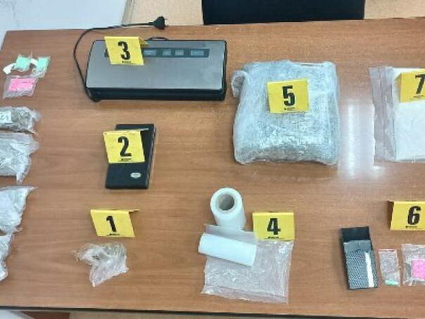 Policija pretresla kuću u Bugojnu: Pronađen pištolj, indijska konoplja i 80 komada ecstasyja
