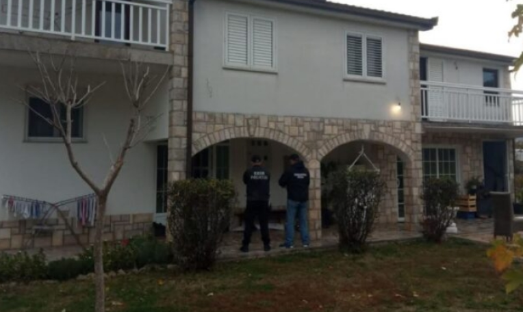 Policija pretresla kuću zatvorskog čuvara u Širokom Brijegu, našli drogu, oružje, vage...