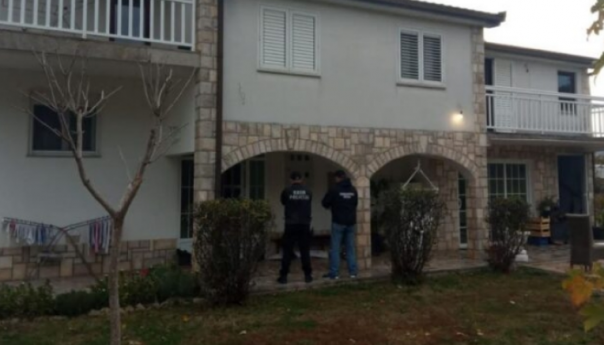 Policija pretresla kuću zatvorskog čuvara u Širokom Brijegu, našli drogu, oružje, vage...